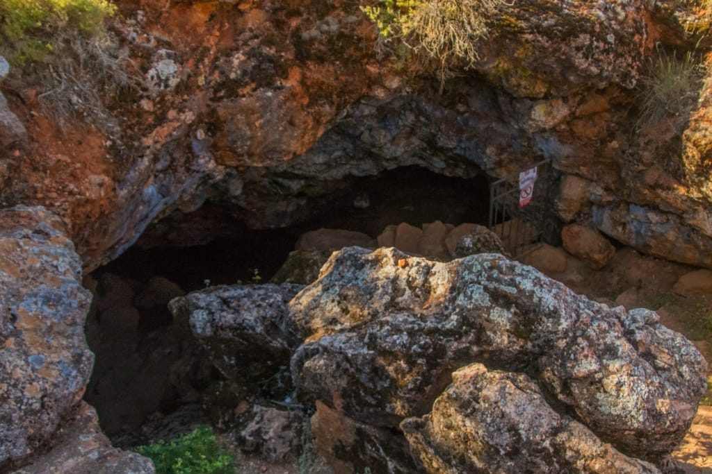 La entrada a la Cueva de los Montesinos con todos sus misterios y sus historias.